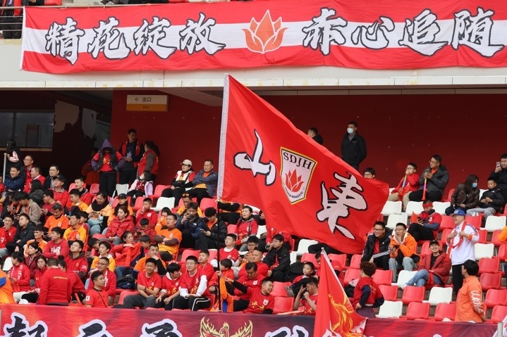 主場上萬名球迷的吶喊助威，給山東體彩女足征戰(zhàn)女超增添了能量與動力